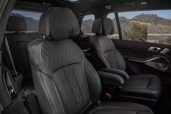 「X７が７シリーズと同じ顔になった！　一部改良でエクステリアの意匠を大幅変更して存在感マシマシのBMWフラッグシップSUV登場」の画像