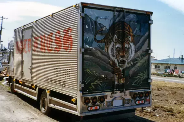 「デコトラを芸術に昇華させる「箱絵」を探るとやっぱりニッポンの文化が息づいていた!!」の画像