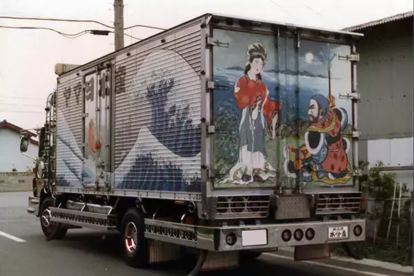 「デコトラを芸術に昇華させる「箱絵」を探るとやっぱりニッポンの文化が息づいていた!!」の画像