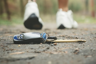 ヤバイ!!　クルマのキーが側溝に……蓋も外れないしどうすれば!!　超絶ピンチの際に頼るべきはドコ？