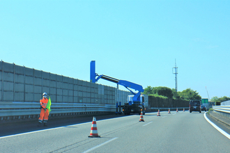 高速道路の工事規制で使われるカラーコーンは設置も回収も「手」って危険すぎるだろ！　というわけで自動化……に取り組むもなかなか難しい課題だった