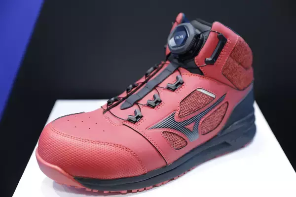 「北京オリンピックのウェアも手がける「ミズノ」がどうして「自動車イベント」に？　意外と知らないクルマ業界との親和性【大阪オートメッセ2022】」の画像