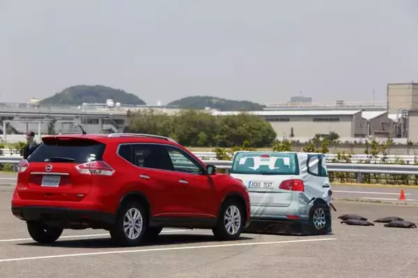 「事故をゼロにしてくれる神装備じゃない！　運転者が認識すべき「自動ブレーキ」が作動しないケースとは」の画像