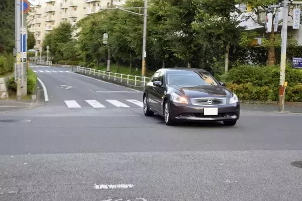 「たかが右折と侮るな！　危険を減らす正しい「交差点での右折待ち」方法３つ」の画像