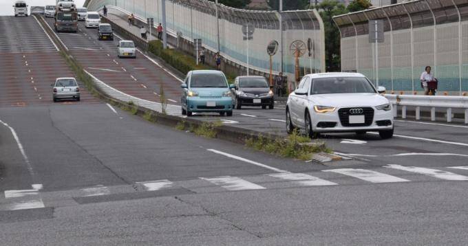 たかが右折と侮るな！　危険を減らす正しい「交差点での右折待ち」方法３つ