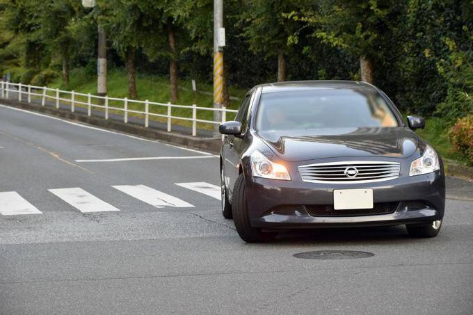 たかが右折と侮るな！　危険を減らす正しい「交差点での右折待ち」方法３つ