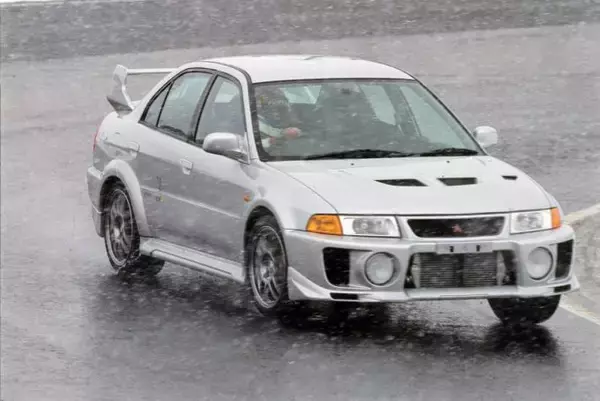 「4WDスポーツ乗りは安全のためにも覚えておくべき！　ランエボVが世界に広めたゼロカウンター走法とは」の画像