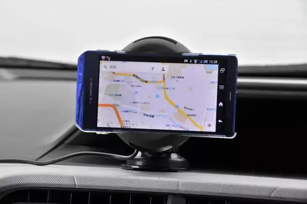 「スマホナビも後付けナビも消える？　最新のクルマに純正ナビが必須になる「道案内以外」の理由」の画像