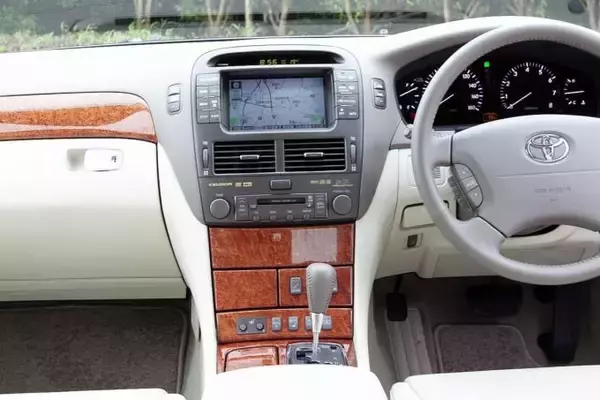 「スマホナビも後付けナビも消える？　最新のクルマに純正ナビが必須になる「道案内以外」の理由」の画像