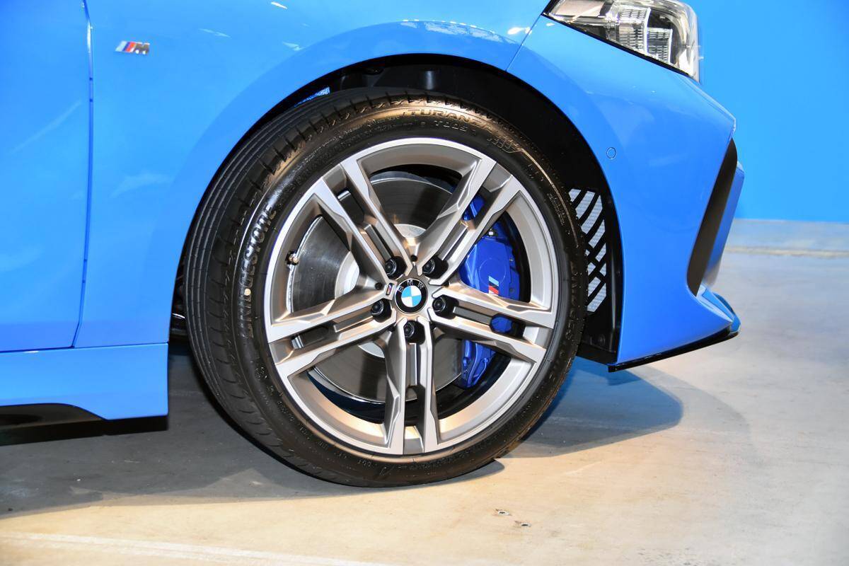 後退時のハンドル操作を自動で行う機能も！　多くの人に「駆けぬける歓び」を届けるべくBMW新型1シリーズが登場