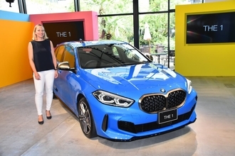 後退時のハンドル操作を自動で行う機能も！　多くの人に「駆けぬける歓び」を届けるべくBMW新型1シリーズが登場