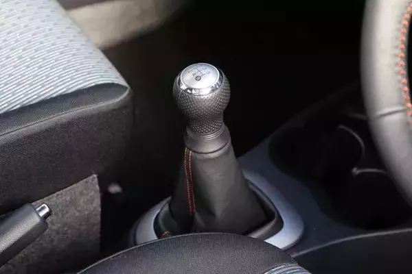 「ATレバーにあった「オーバードライブ」ボタンを最近のクルマから見かけなくなった理由」の画像