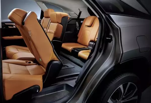 「世界初のハイビームシステムを搭載！　レクサスのラグジュアリーSUV「RX」が一部改良して登場」の画像