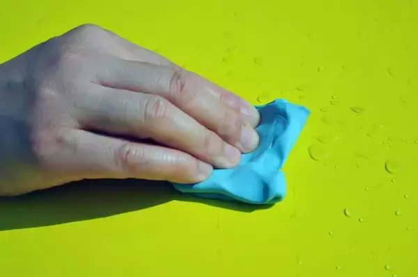 「クルマのボディには鉄粉が刺さっている！　刺さる理由と除去の方法とは」の画像