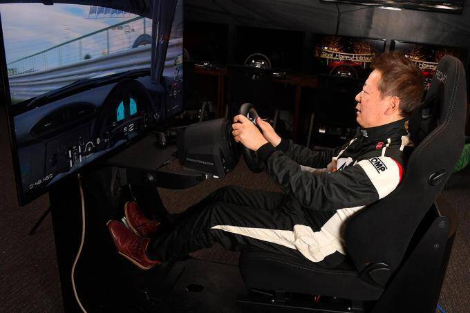 レーシングドライバーの判断は？　今流行の運転シミュレーターゲームで運転技術は向上するのか