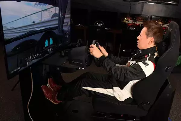 「レーシングドライバーの判断は？　今流行の運転シミュレーターゲームで運転技術は向上するのか」の画像