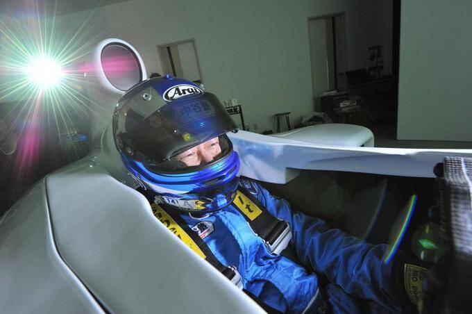 レーシングドライバーの判断は？　今流行の運転シミュレーターゲームで運転技術は向上するのか