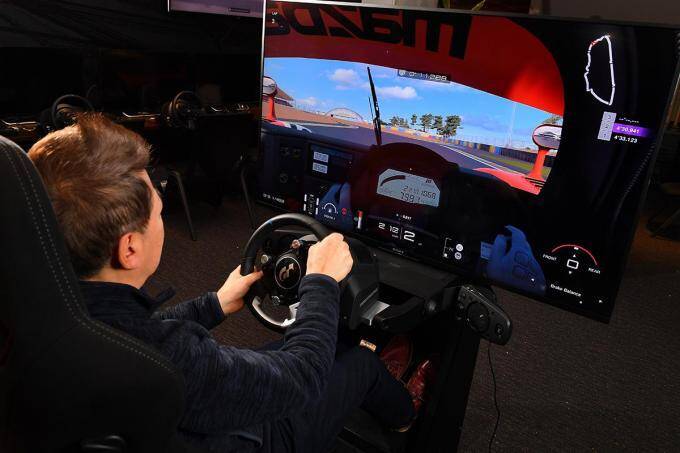 レーシングドライバーの判断は？　今流行の運転シミュレーターゲームで運転技術は向上するのか