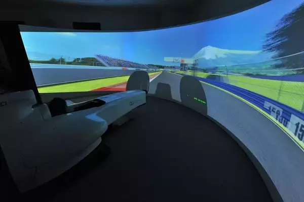 「レーシングドライバーの判断は？　今流行の運転シミュレーターゲームで運転技術は向上するのか」の画像