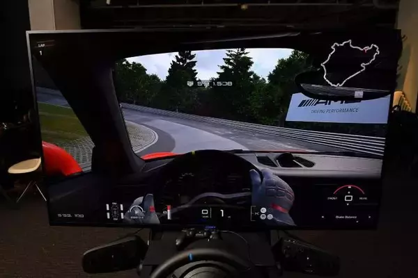 「レーシングドライバーの判断は？　今流行の運転シミュレーターゲームで運転技術は向上するのか」の画像