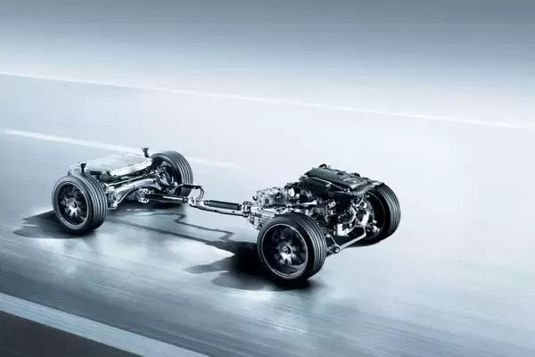 「熟成極めるメルセデス・ベンツCクラスにプラグインハイブリッド「C350eアバンギャルド」を追加」の画像