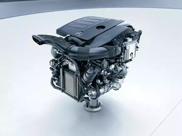 「熟成極めるメルセデス・ベンツCクラスにプラグインハイブリッド「C350eアバンギャルド」を追加」の画像