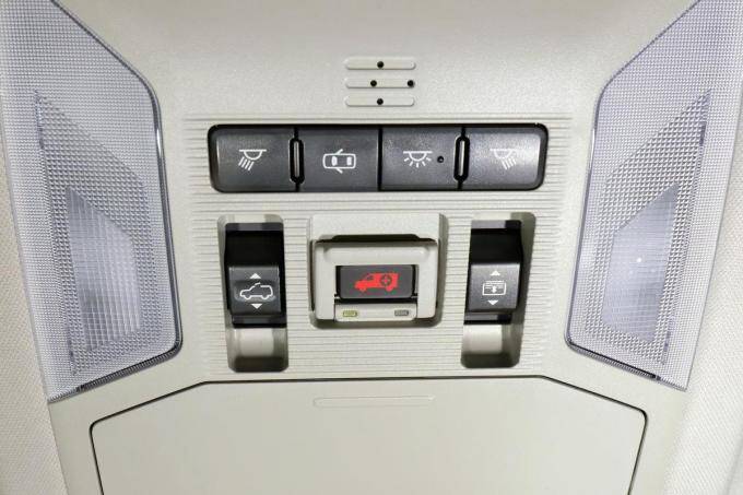 トヨタRAV4だけがなぜバカ売れ？　ライバルのスバル・フォレスターやホンダCR-Vに足りないものとは