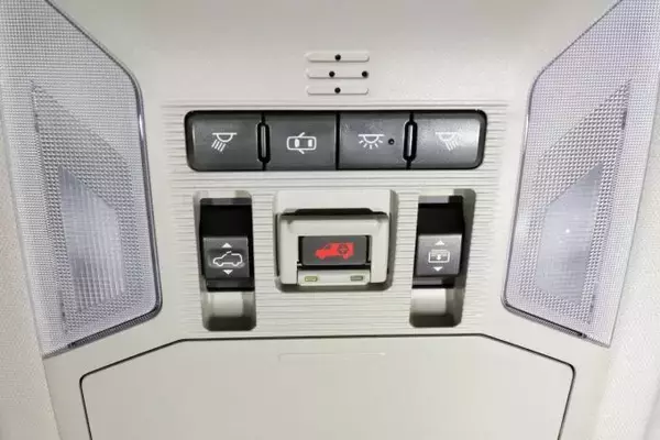 「トヨタRAV4だけがなぜバカ売れ？　ライバルのスバル・フォレスターやホンダCR-Vに足りないものとは」の画像