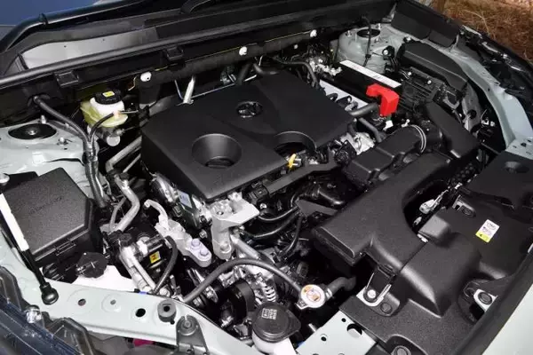 「トヨタRAV4だけがなぜバカ売れ？　ライバルのスバル・フォレスターやホンダCR-Vに足りないものとは」の画像