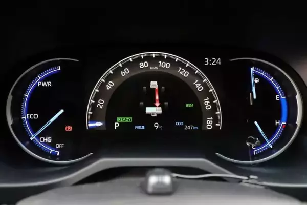 「トヨタRAV4だけがなぜバカ売れ？　ライバルのスバル・フォレスターやホンダCR-Vに足りないものとは」の画像