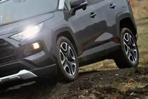 「トヨタRAV4だけがなぜバカ売れ？　ライバルのスバル・フォレスターやホンダCR-Vに足りないものとは」の画像