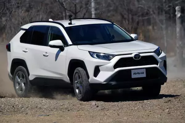 「トヨタRAV4だけがなぜバカ売れ？　ライバルのスバル・フォレスターやホンダCR-Vに足りないものとは」の画像