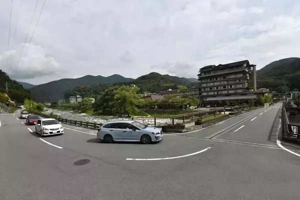 「「ラク」で「楽しい」がイチバン！　歴代スバル・レガシィとレヴォーグに乗って感じたスバル独特のGT性能とは」の画像