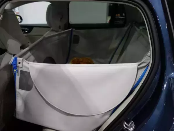 「大好きなペットでもクサいのはイヤ！　クルマに動物臭残さない方法と染みついた臭いをを消す方法」の画像