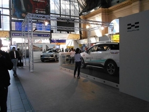 ブース出展しないのが最新トレンド!?　モーターショーの会場外に車両展示するメーカーの思惑とは