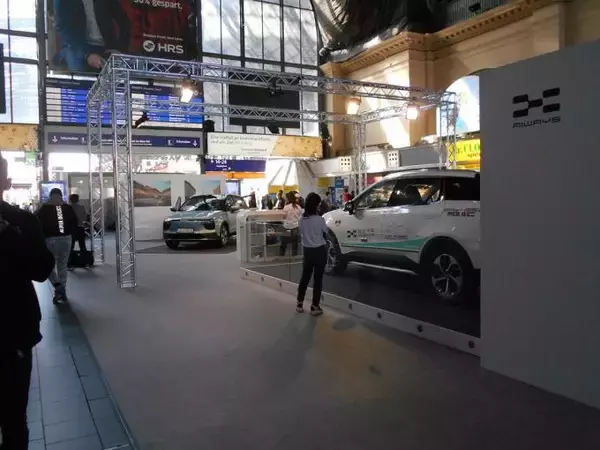 ブース出展しないのが最新トレンド!?　モーターショーの会場外に車両展示するメーカーの思惑とは