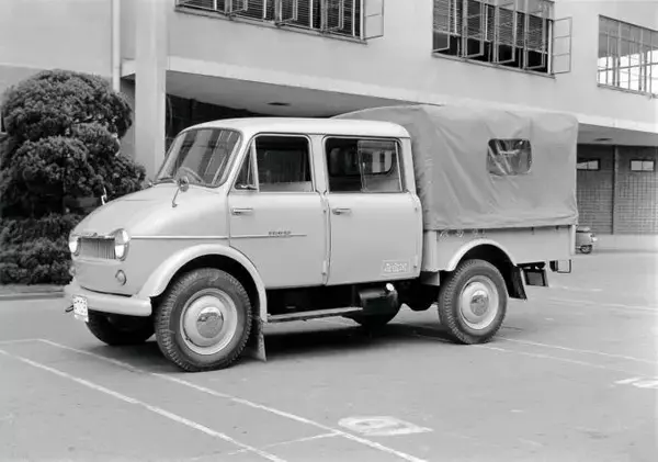「ファンでも知らないはじめの１台！　国産メーカー初の市販車とは？」の画像
