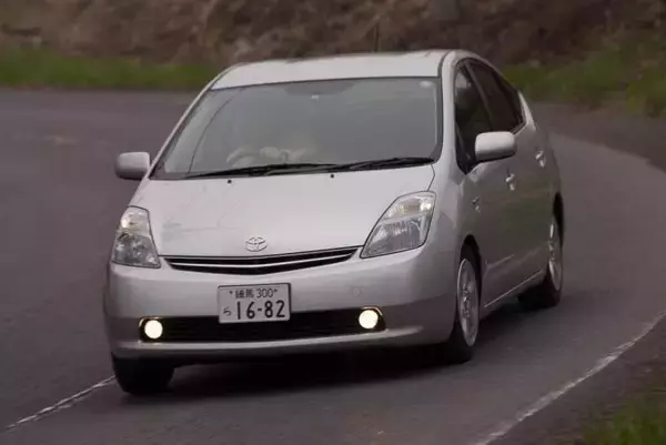 「単なるカッコつけ？　市販車が標準装着するリヤウイングは公道しか走らなくても意味はあるのか」の画像