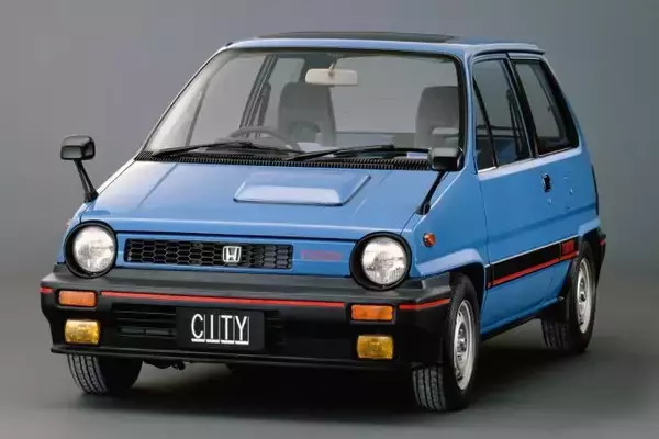 「単なるカッコつけ？　市販車が標準装着するリヤウイングは公道しか走らなくても意味はあるのか」の画像