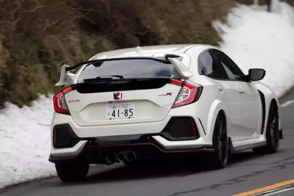 「単なるカッコつけ？　市販車が標準装着するリヤウイングは公道しか走らなくても意味はあるのか」の画像