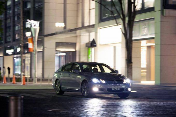 「HID」より暗いのになぜ？　いまクルマのヘッドライトに「LED」が積極採用されるワケ