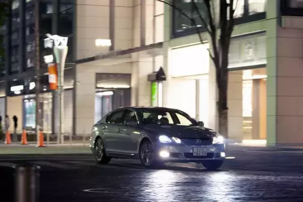 「「HID」より暗いのになぜ？　いまクルマのヘッドライトに「LED」が積極採用されるワケ」の画像