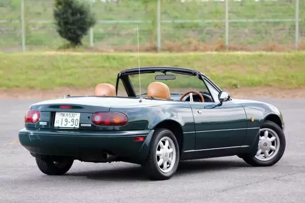 「屋根の開閉でひと苦労！　せっかくのオープンカーなのに開ける気がおきないクルマ３選」の画像