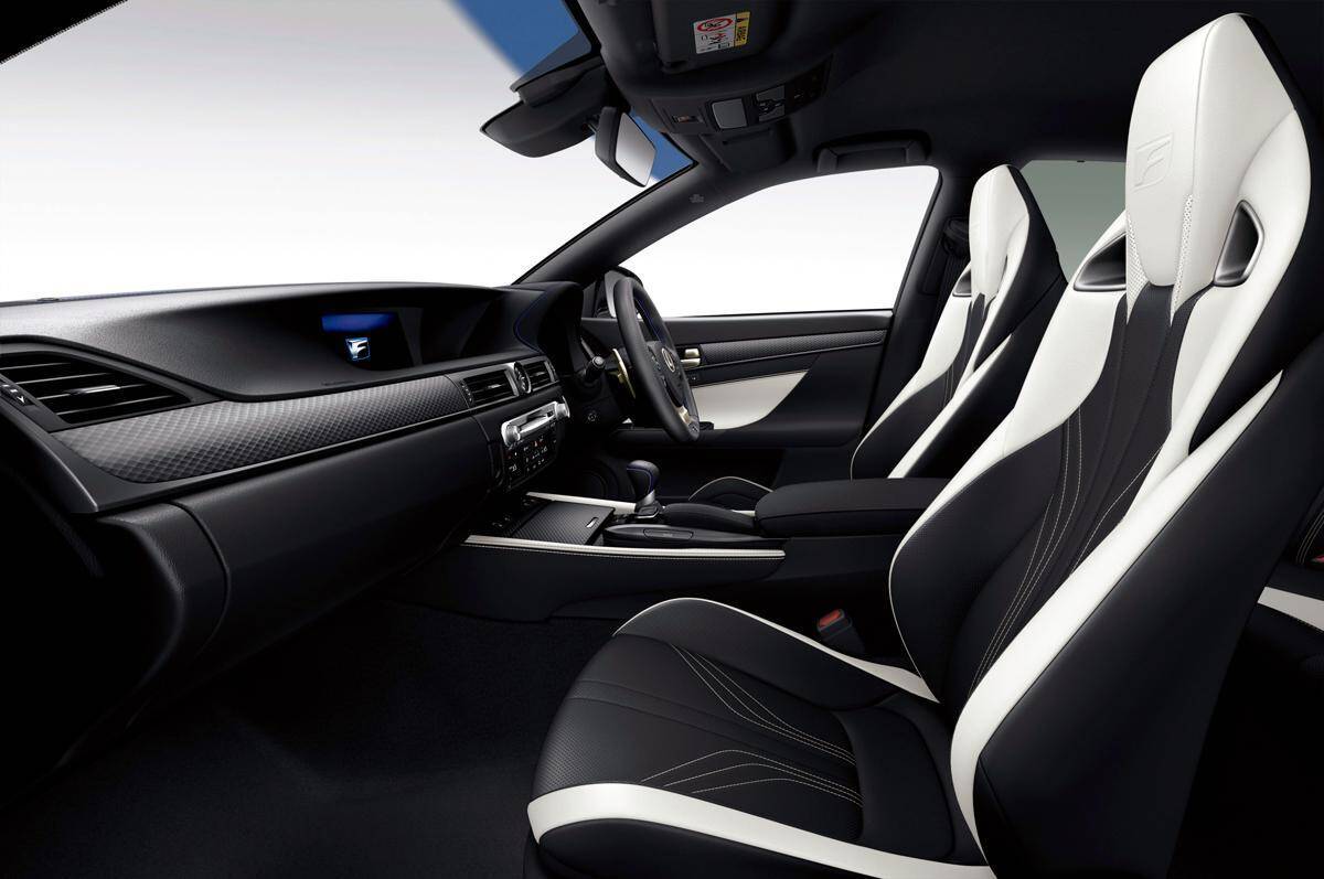 普段乗りと限界域では別の顔を見せる！　より精悍さを増したレクサスGS Fが登場