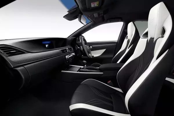 「普段乗りと限界域では別の顔を見せる！　より精悍さを増したレクサスGS Fが登場」の画像