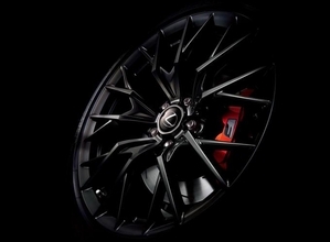 普段乗りと限界域では別の顔を見せる！　より精悍さを増したレクサスGS Fが登場