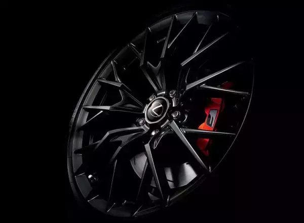 普段乗りと限界域では別の顔を見せる！　より精悍さを増したレクサスGS Fが登場