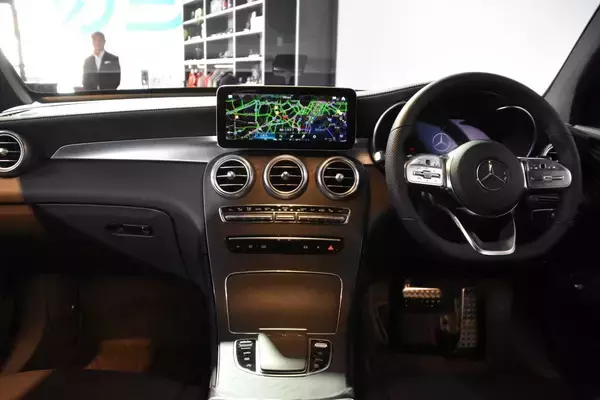 「メルセデス・ベンツ新型GLCが登場！　パワフルな走りを予感させる内外装を纏う」の画像