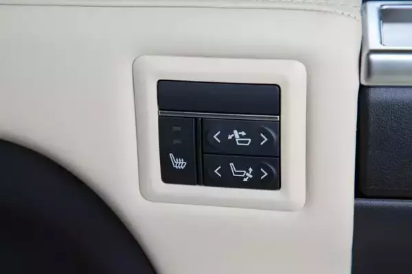 「VIP御用達は間違いなし！　年内発売予定のトヨタ・グランエースが初披露【東京モーターショー2019】」の画像