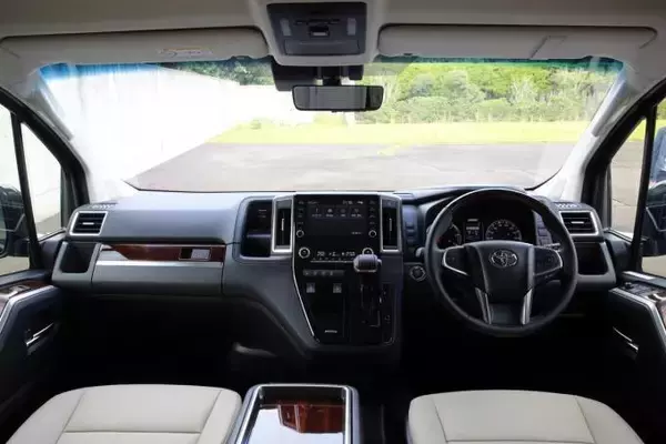 「VIP御用達は間違いなし！　年内発売予定のトヨタ・グランエースが初披露【東京モーターショー2019】」の画像